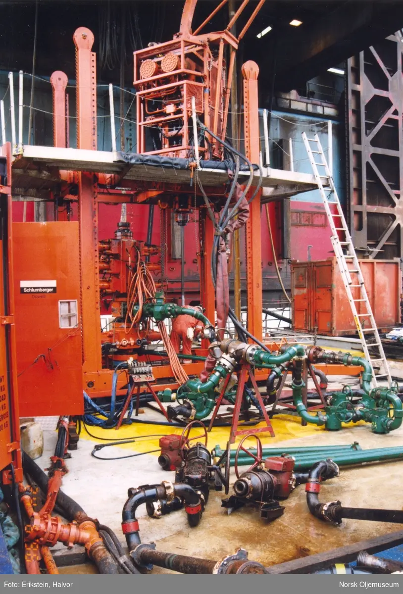 På dekket til Valhall WP (brønnhodeplattformen) ligger det rørdeler og ventiler klar til montering. I bakgrunnen står den oppjekkbare boreriggen Mærsk Guardian. Fotografert  i juni 1996.