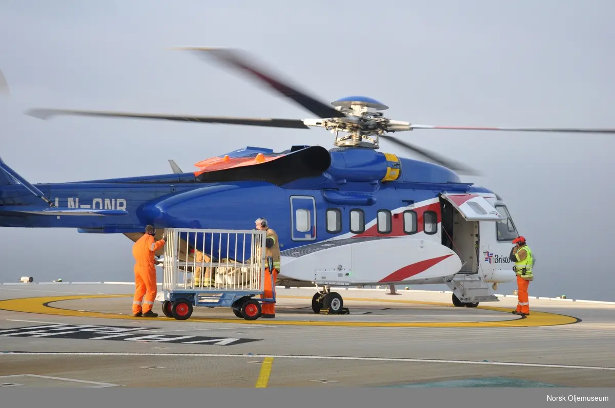 Et helikopter har nettopp landet på Valhall PH. Bagasjen lastes ut av helikopter og passasjerdøra er åpnet.