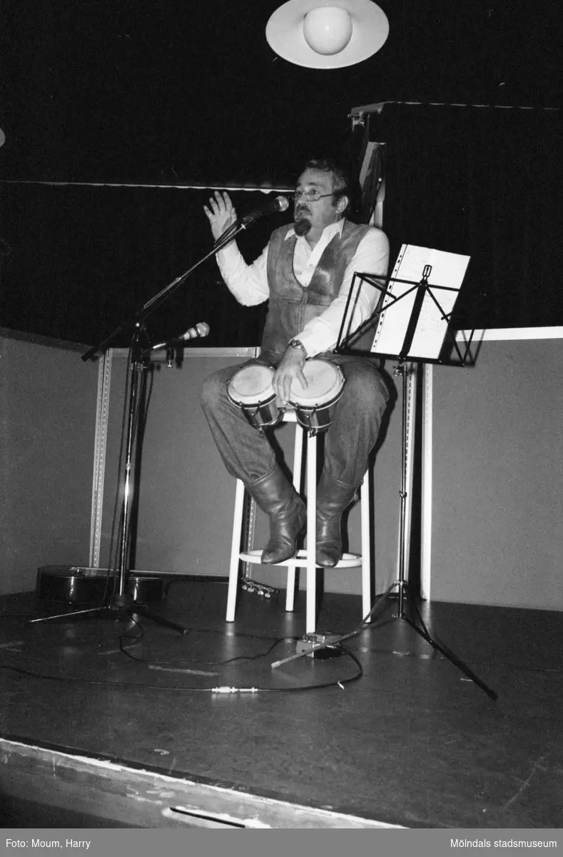 Cornelis Vreeswijk uppträder på Almåsgården i Lindome, år 1983. "Allas vår Cornelis var verkligen i lektagen i Almåsgården."

För mer information om bilden se under tilläggsinformation.