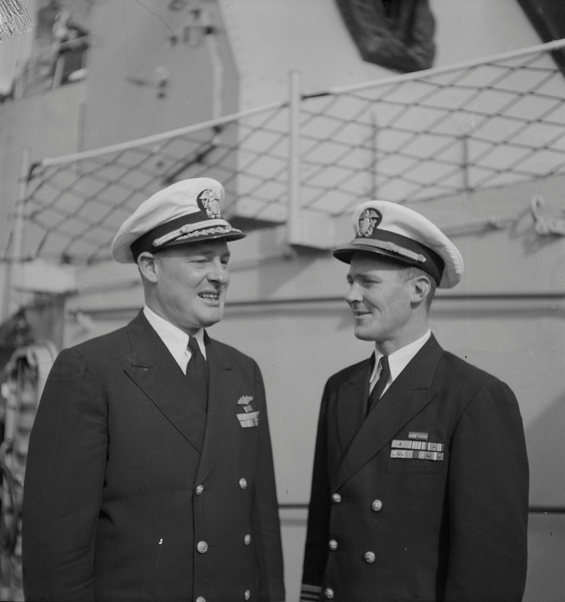 Amerikansk flåtebesøk i Trondheim. skipssjefene, Commander Thomas F. Howe (USS Leary) til venstre og Leutenant Commander H.B.Sanders