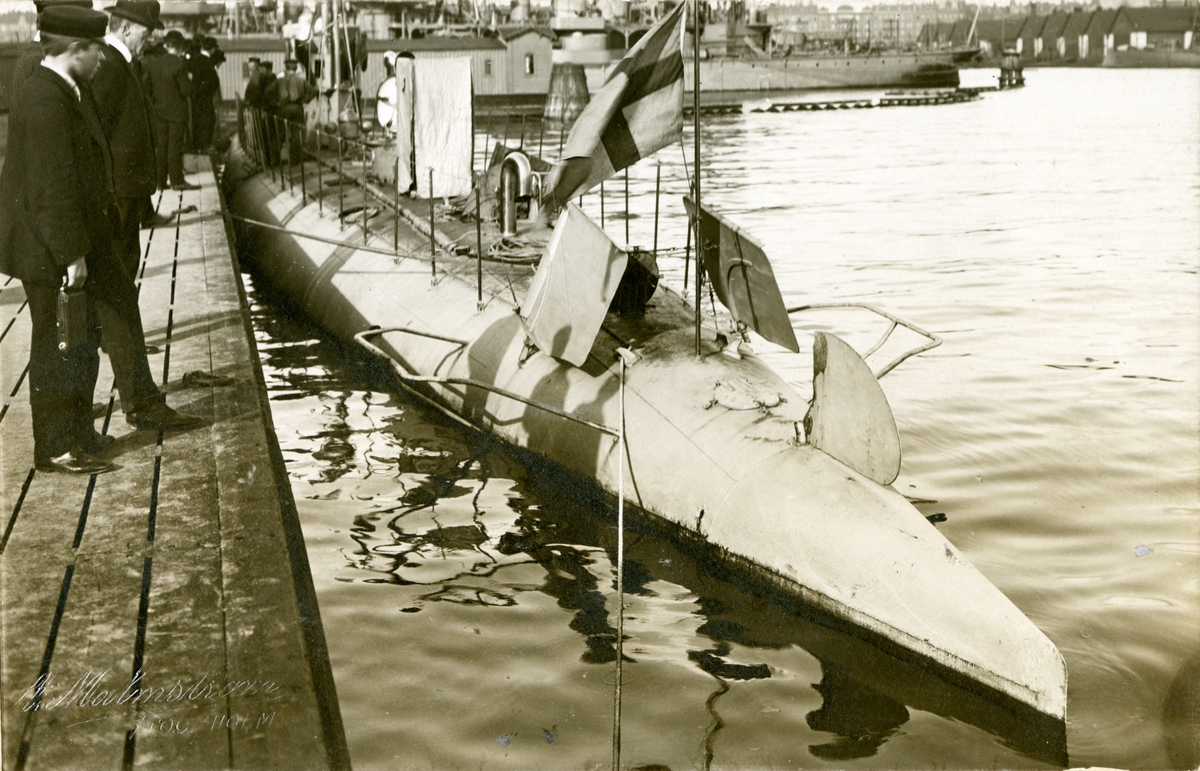 Ubåten HVALEN vid kaj på Skeppsholmen efter resan från Italien.
