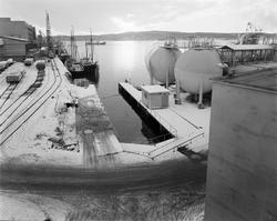 Kuletanker ved ammoniakkdokk. Oversikt med lekterdokk.