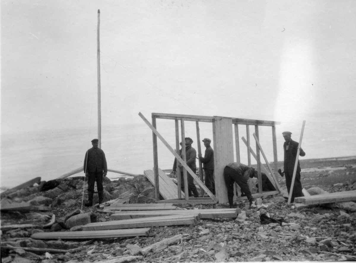 Sannolikt uppförandet av en "hytta" uppförd på Storöya av besättningen på Bratvaag. Skepparen Eliassen till höger.