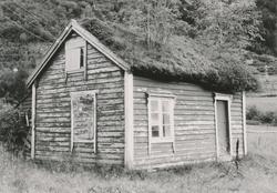 Dokumentasjonsbilder av et eldre plassehus(?) i skiftet Eids