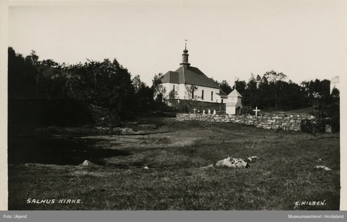 Postkort av Salhus kirke.