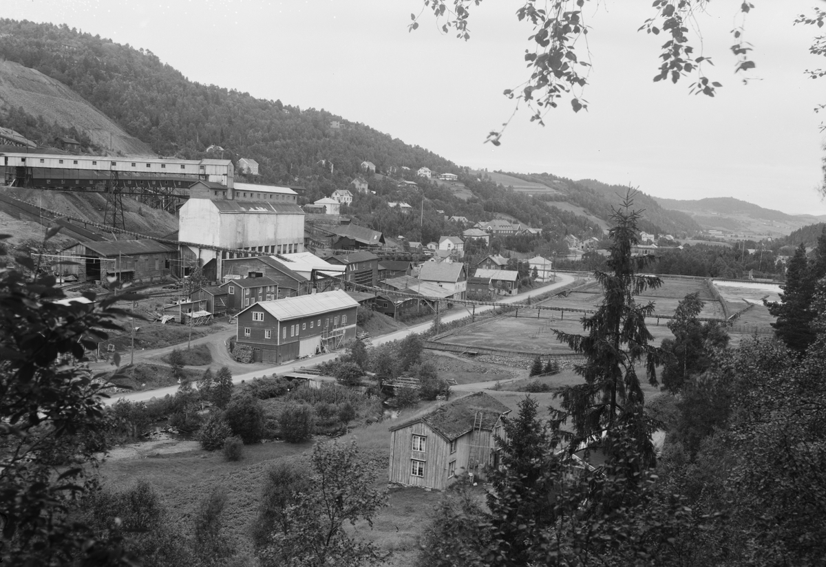 Løkken Verk 1939-62. Kissiloene og Slamdammen med sentrumsbebyggelsen i bakgrunnen.