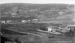Holstgården i Samasjøen. Hesjing i forgrunnen.
