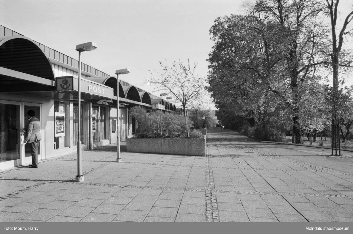 Lindome centrum inför 10-årsjubileet, år 1983.

För mer information om bilden se under tilläggsinformation.