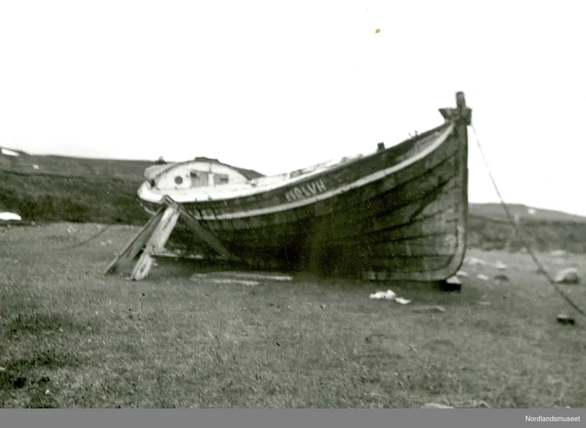 Gammel åttring, reparert av flyvåpnet i 1957 i Bodø. Båten står oppreist på land.