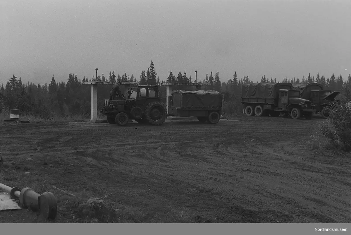 Rep.øving, Drevjamoen sept. 1981. Fra vedligeholdslagets område. Traktor og 2,t-tonnere.