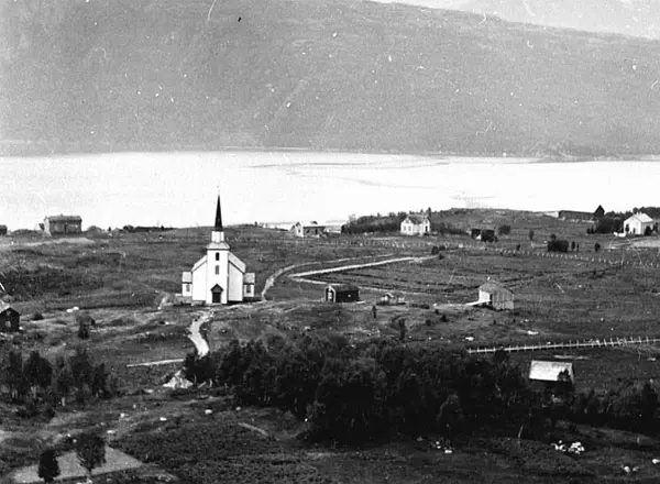 Oversiktsbilde Fra Tysfjord. Flere Bygninger Og Kirken. Fjorden Og ...