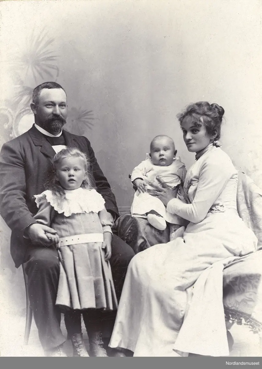 Portrett, familiebilde, 2 voksne og 2 barn, ukjent.