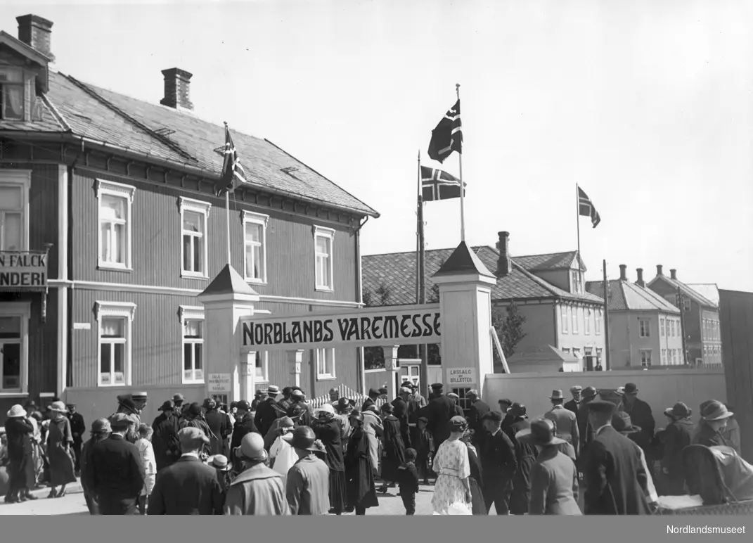 Varemessa i Bodø 1924. Inngangsportalen i Kongens gate. Halvdan Falcks bokbinderi t.v. Mange mennesker