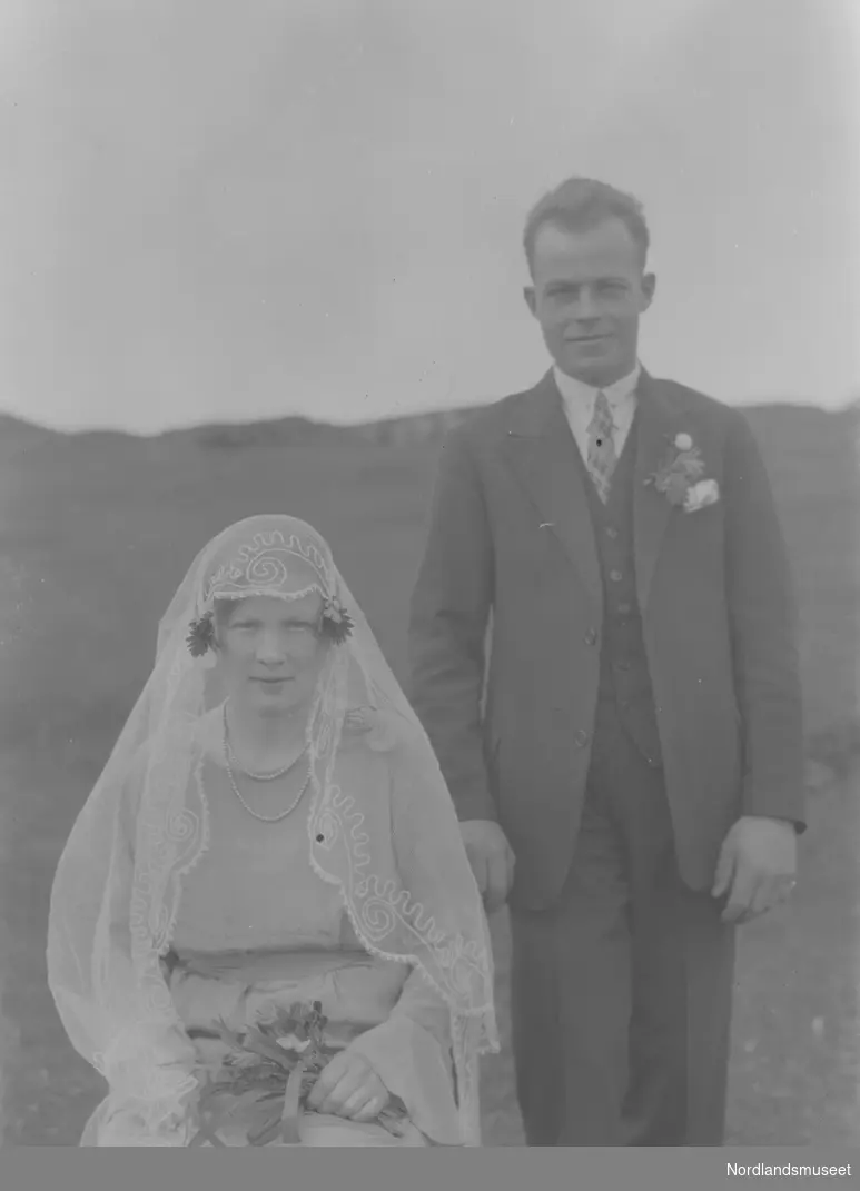 Portrett Av Brud Og Brudgom Bruda Sitter På Stol Nordlandsmuseet