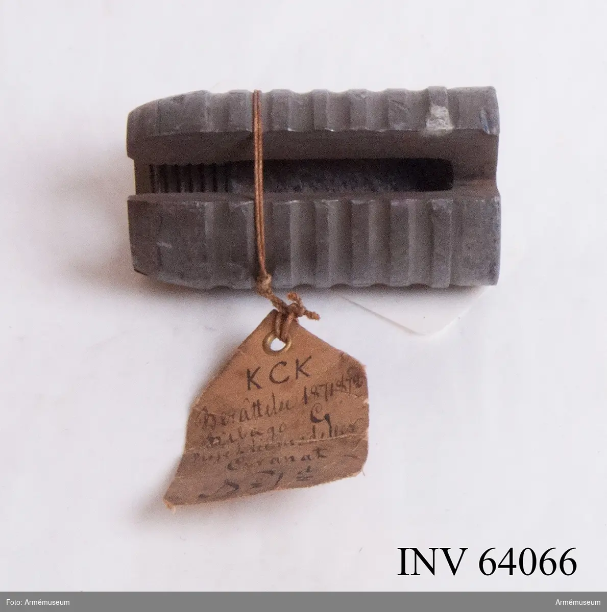 Grupp F II.

Genomskuren granat. Projekt 1868. Granat av tackjärn med två valkar på järnkärnan och med blymantel. Första konstruktionen.