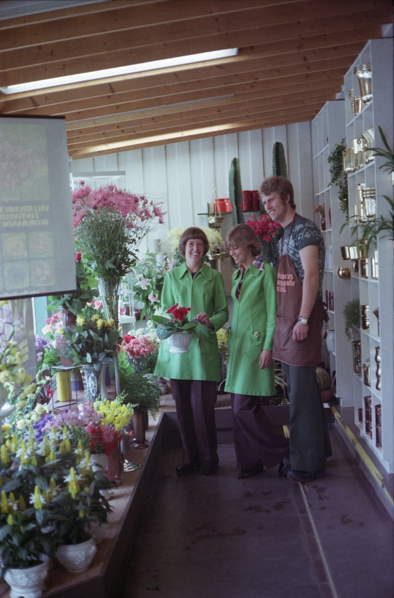 I affären Ericsons blommor, på Vättergatan 9 i Huskvarna, arbetar bland annat Ann-Britt (1) och Tor Langseth (3).