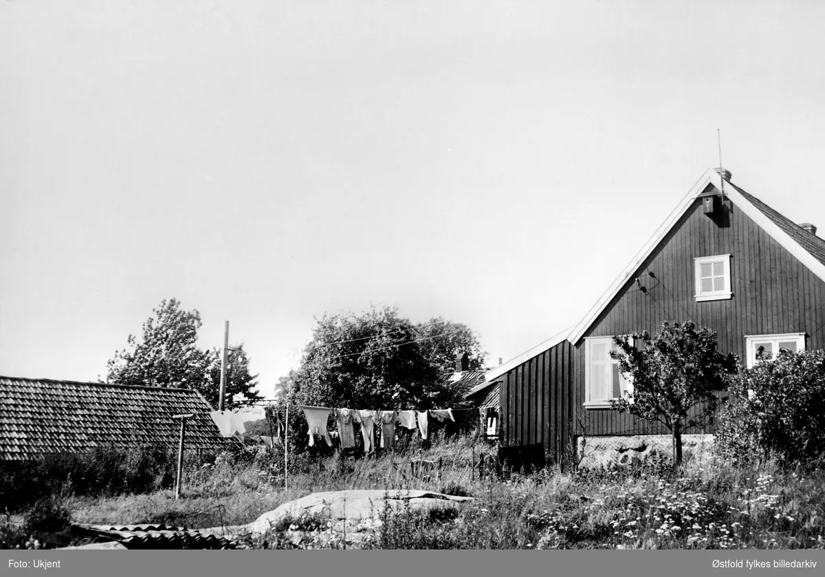Bolighus i Buene, Sarpsborg med hagen i forgrunnen.