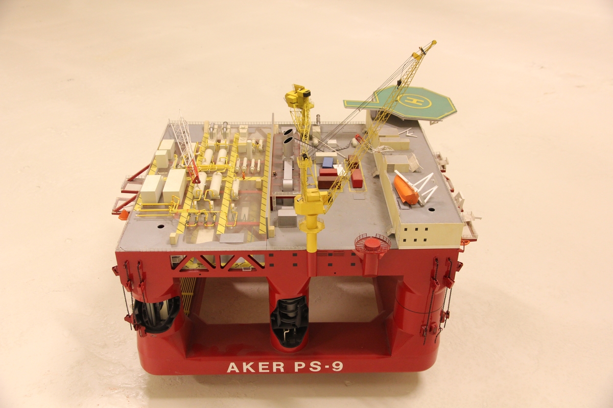 Modell av borreplattform.