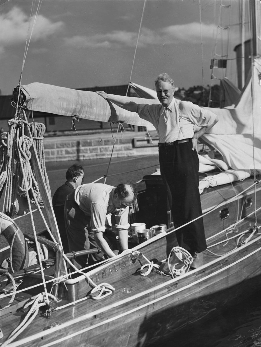 Fartyg: MONALISA Bredd över allt 2,70 meterLängd över allt 13,10 meterRederi: Velander, StenByggår: 1928Varv: Tynningö BåtvarvKonstruktör: Salander, ErikÖvrigt: Från Gotland Runt 1950, Visby hamn torsdagen 13 juli: Sten Velander (1880-1953) ombord på sin havskryssare KR-S4 MONALISA. Vem Erik Wilander, som omtalas i baksidesanteckningarna, i sammanhanget var (fotograf?) är okänt.