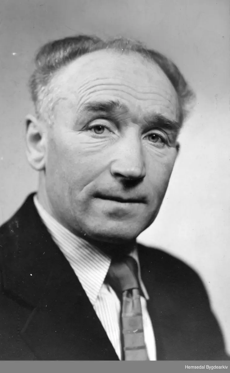 Svein J. Wøllo, fødd 1907. Gardsgut på Flaten, 69.8, i Lio i alle år. Han fekk i 1958 medalja for lang og tru teneste.