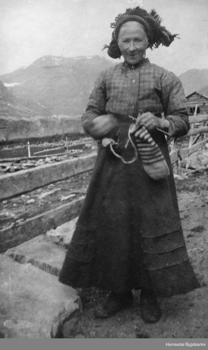 Karen Knutsdotter Rese (1853-1934)  med bundingen. Karen vart gift i 1877 med Ola Rese (1839-1907)