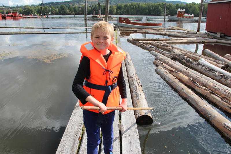 Gutt med redningsvest bruker fløterhake på tømmeret i elva (Foto/Photo)