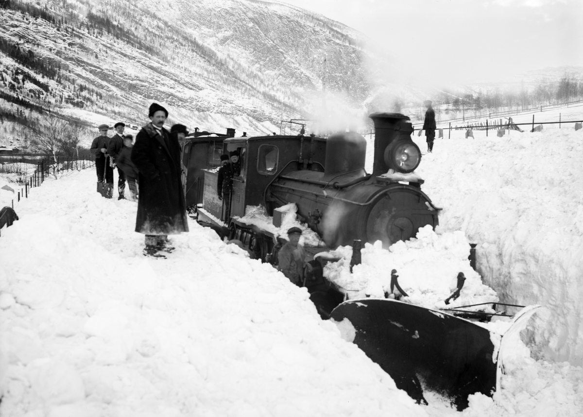 Kort: Ringebu 16/-1916 Toget I sneen i Vekakjoringen Konv: Toget i sneen i vikaskjoringen