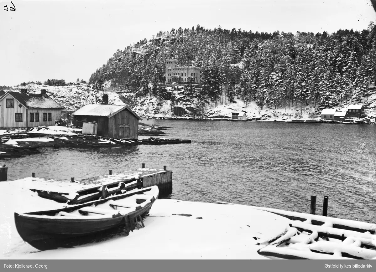 Kragerø med Valbergslottet, revet i 1960-åra og bygd av  George Dahl, som også drev steinbruddet på Valberg.