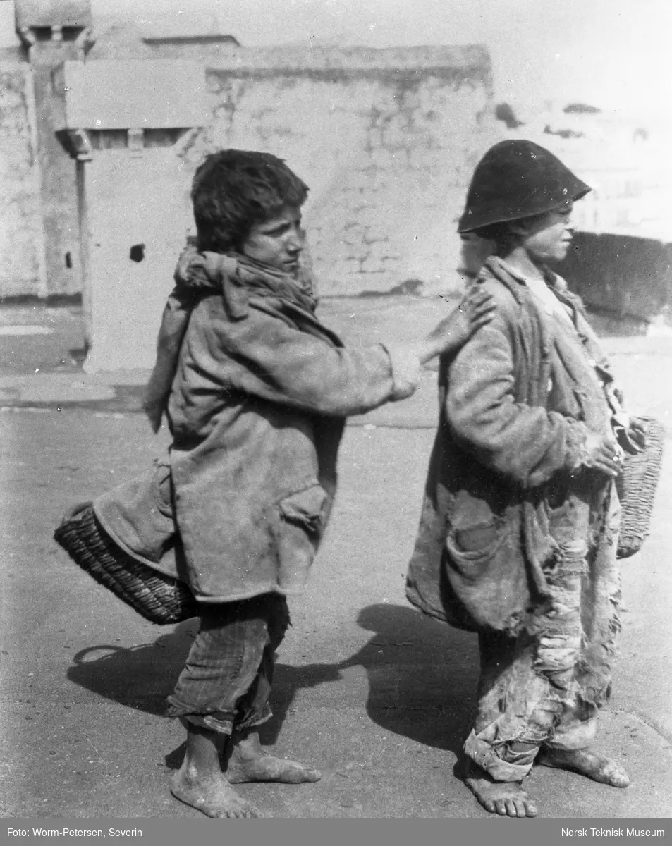 Barn på gaten i Napoli