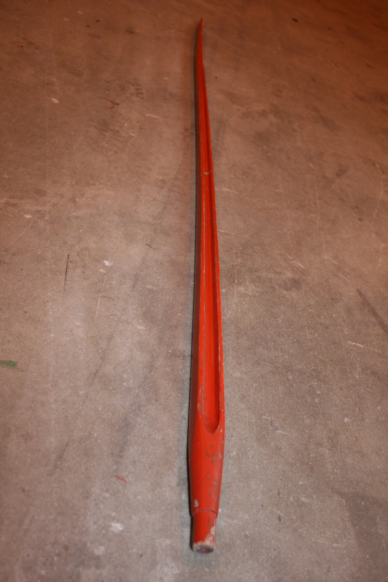 Rødmalt tremodell av silosvanstinne