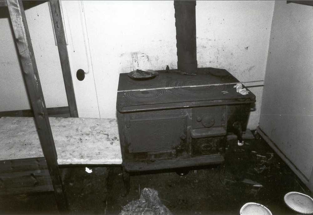 Kap Horn-brakka. Anleggsbrakke type 1898, ombygd ca 1950. Kjøkken. komfyr, ovn.