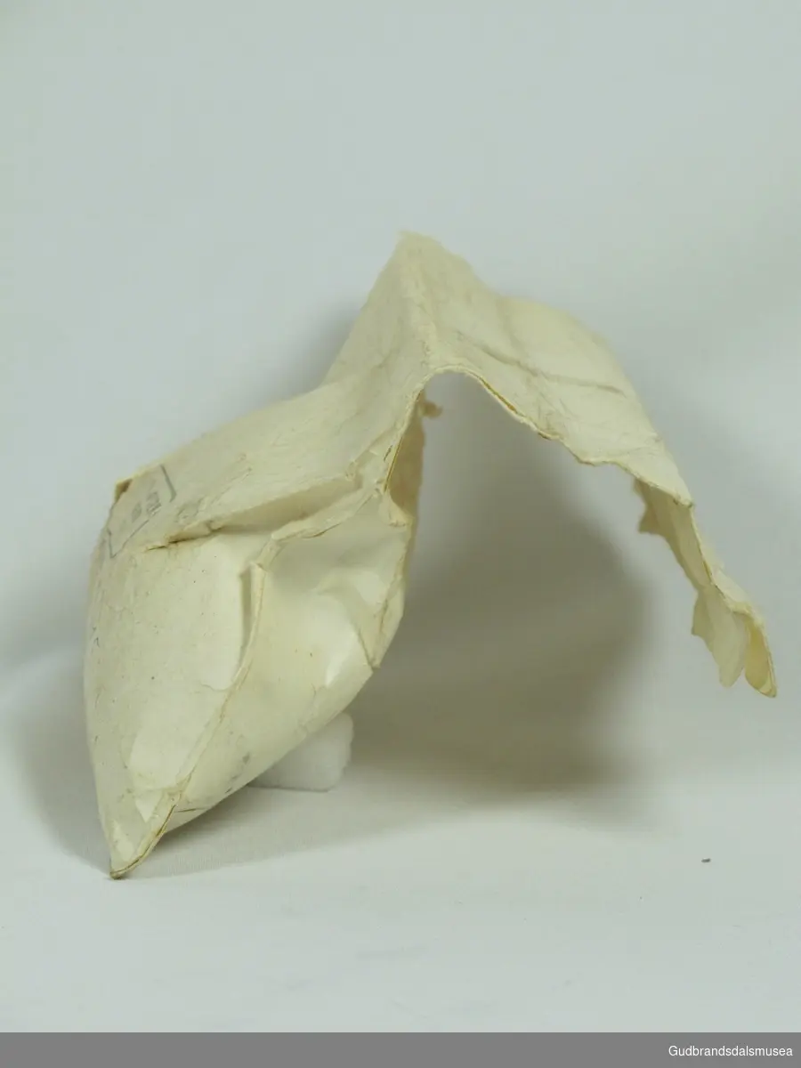 Papirpose med innhold fra Otta apotek, posen inneholder klumper av Damar hardpiks.
Posen er hullete og slitt.