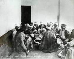 Jødeland: Prester fra Mont Carmel, indtagende et maaltid