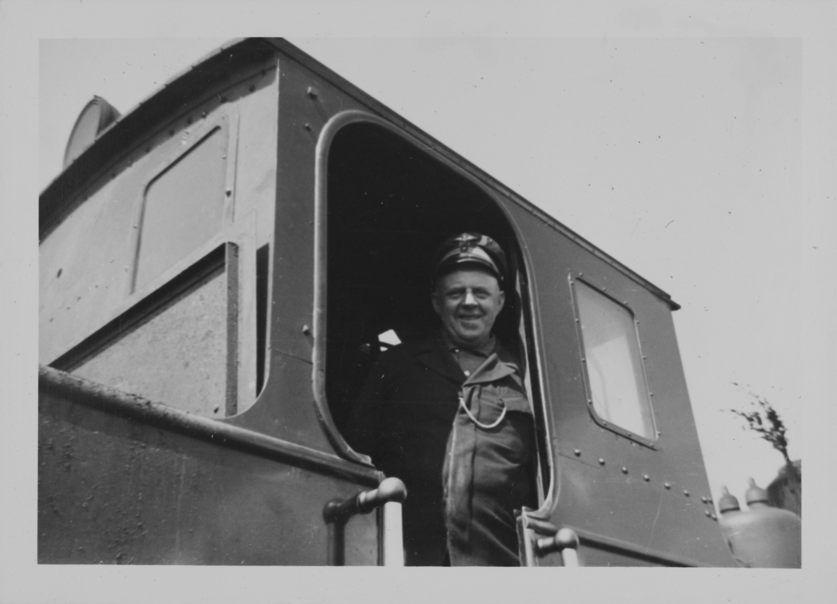 Lokomotivfører Syprian Aarstad ombord i damplokomotiv 7 PRYDZ under oppholdet på Hornåseng stasjon.