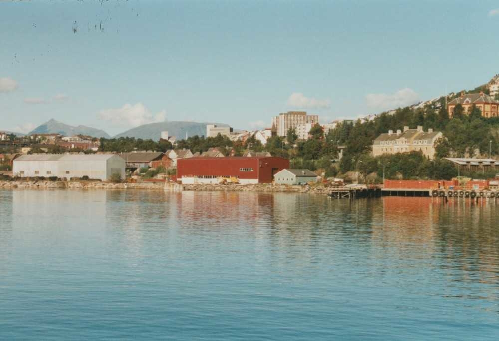 Narvik havn. Fra v. Knuserskuret, NAMEK, Sjømannshjemmet