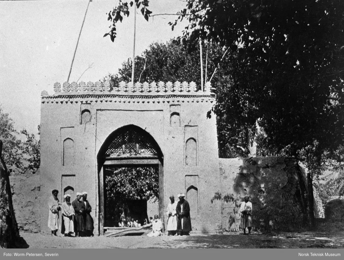 Inngangport for pilgrimmer til imam Ja'far Tairans helligdom i Chira, Sentral-Asia