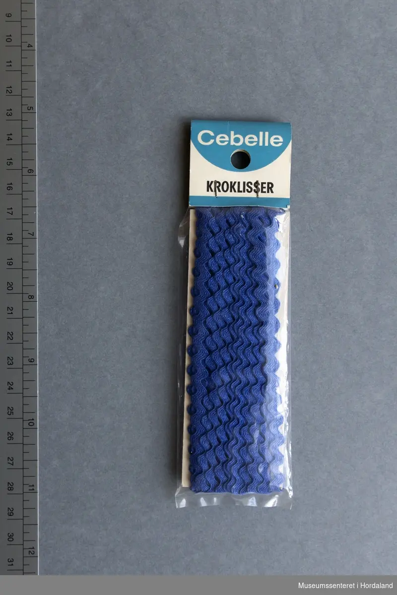 Ein pakke blå kroklisser frå Cebelle, i uopna emballasje.
Produsert av Oslo Baand & Lidsefabrik.