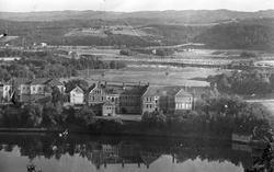 Lærerskolen med rektorboligen, sykehuset og Halsan i bakgrun