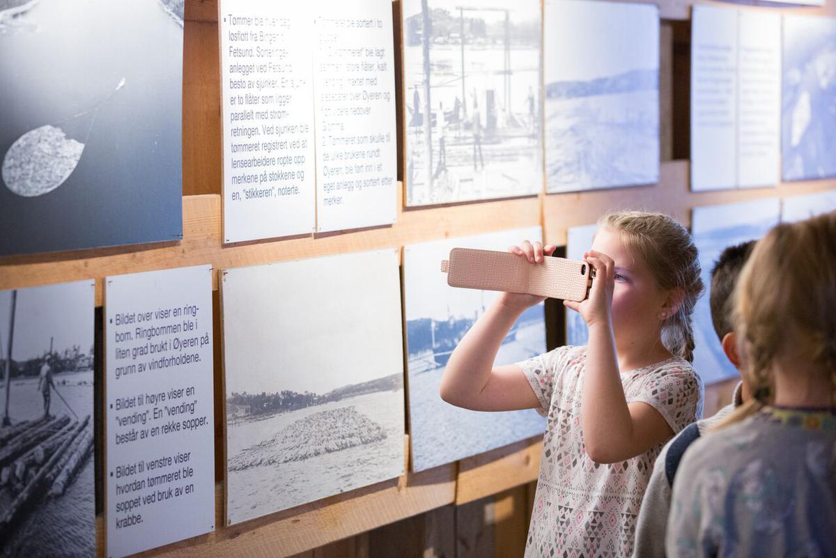 Barn som ser på utstilling av fløtingshistorie (Foto/Photo)