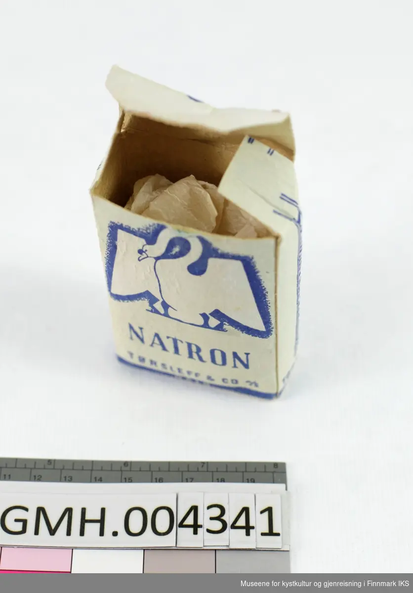 Pakken er av hvit papp med blått påtrykk. Logoen er en svane med utbredde vinger. Inn i pakken er det en papirpose med nesten fullstendig innhold. Pakken er deformert. Den var sannsynligvis utsatt for fukt.