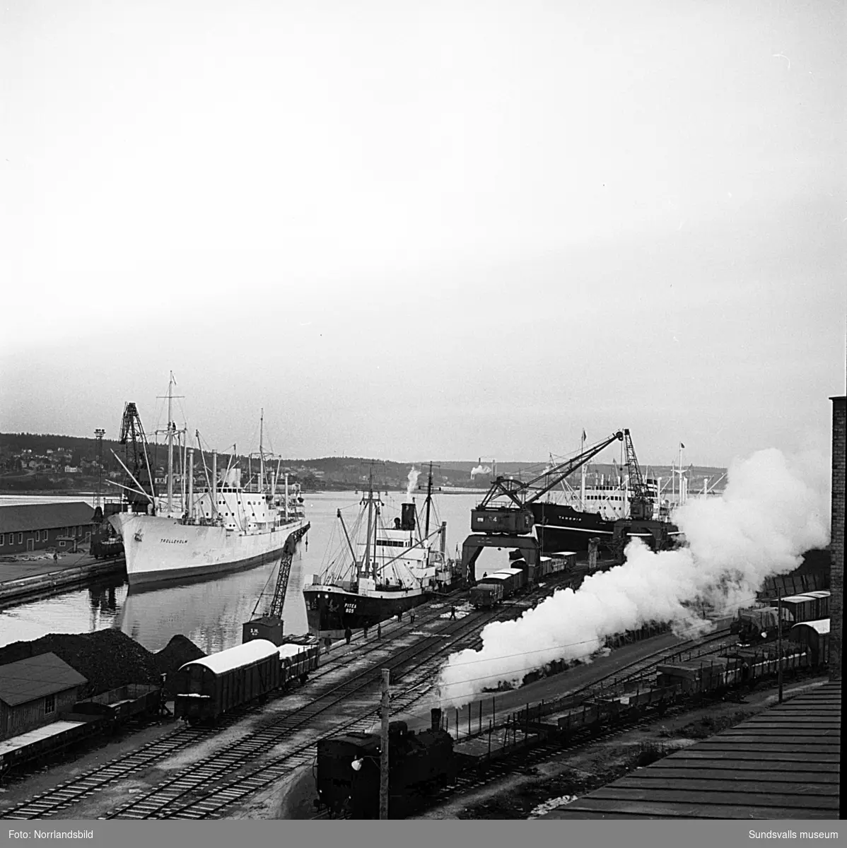 Båtar, tåg och kranar i Sundsvalls hamn.