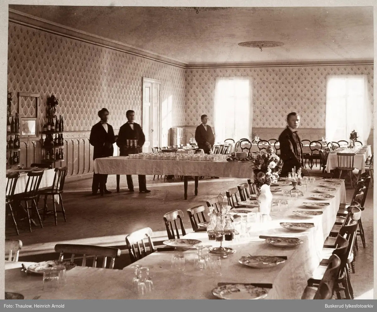 St. Olafsbad. 
Spise-salongen ved St Olafsbad, Modum 1870
Tjenerpersonalet står klar til å  servere middag.Spisesalongen  var en del av Socitetesbygningene, eller Curbygningen.
Festsalen er det eneste som er bevart i dag
