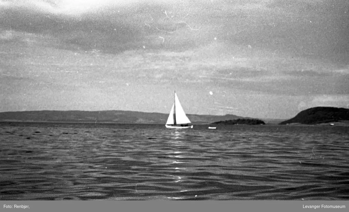 Levangersundet. Seilbåt på fjorden med Børøya i bakgrunnen.