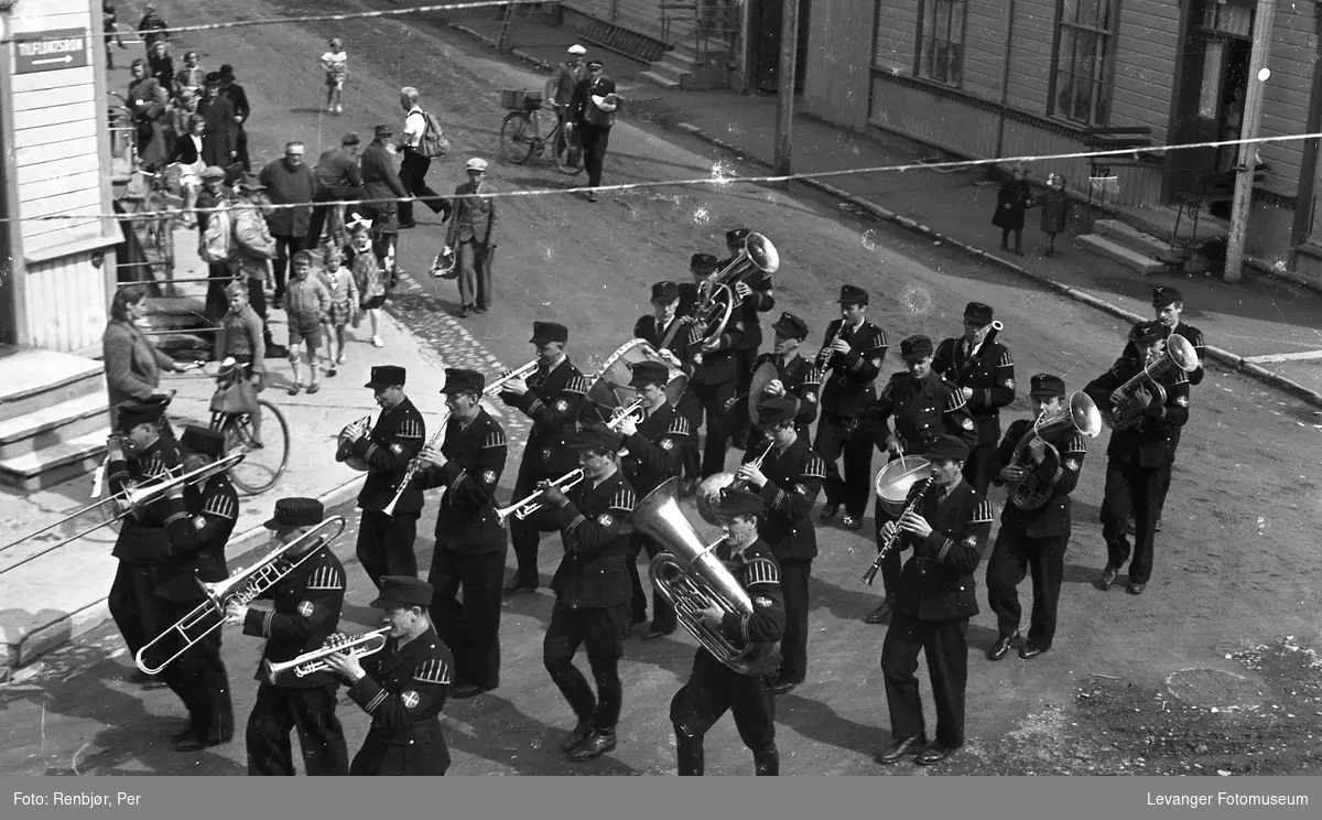 Hirdens musikkkorps marsjerer i Levanger sentrum.