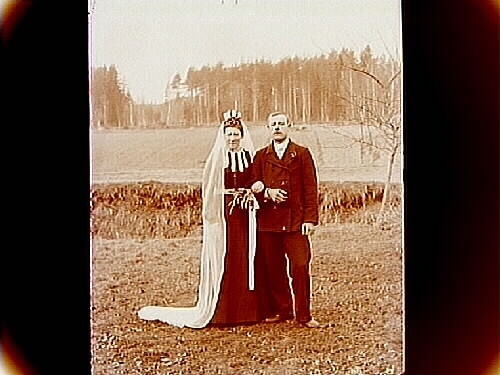 Brudpar, bruden i svart klänning och vit slöja, krona, brudgummen i frack.
Erik Granberg och Augusta Granberg
(De bodde i Granbergsdal, Almby socken fram till 1922 och sen på Hagvägen 24, Almby)