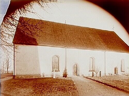 Sköllersta kyrka, kyrkans långsida med huvudingången.