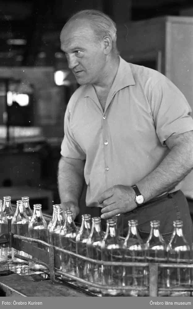 PLM, Hammars glasbruk, 8 juli 1969. 
På bilden glasbruksarbetaren Holger Brant. Han bodde i Hammar och på fritiden var han skomakare.