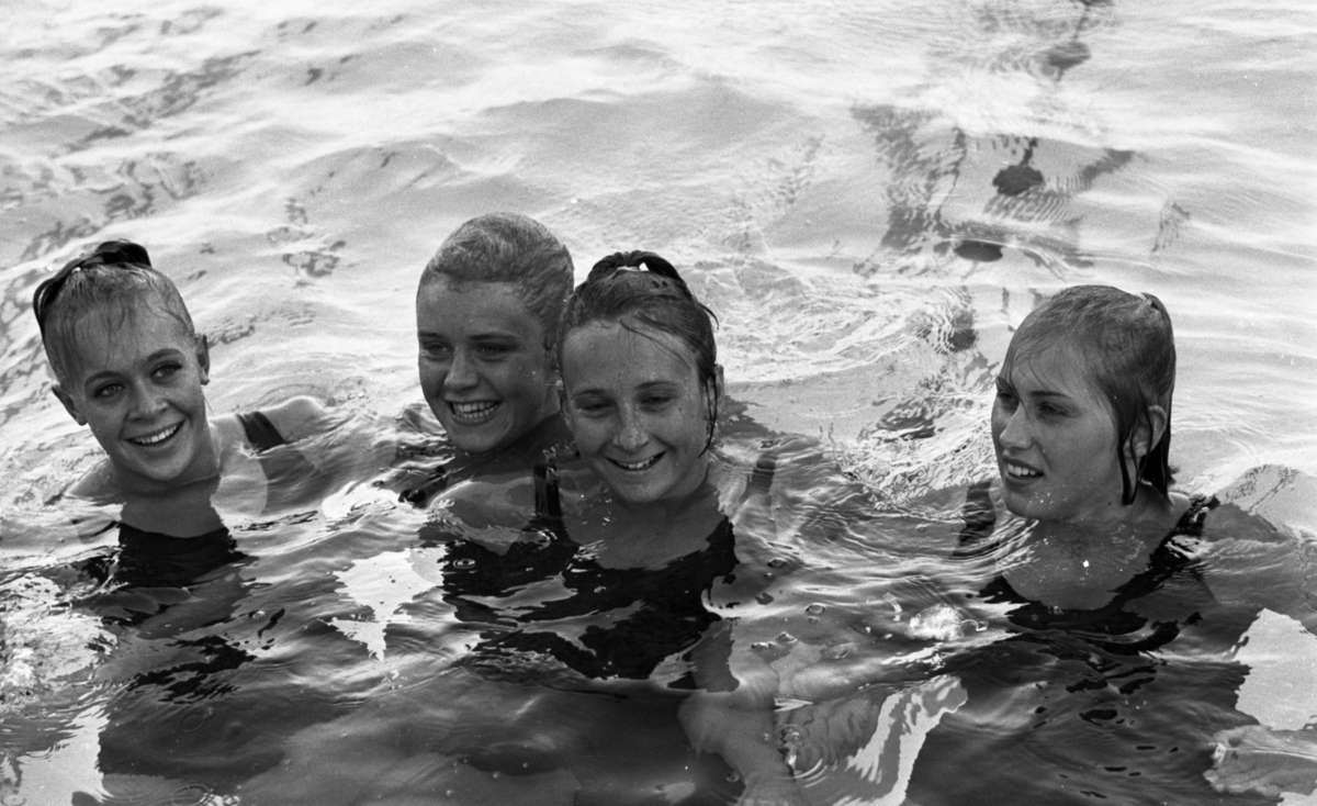 Simlandskampen, 7 augusti 1965

Fyra flickor i en simbassäng.