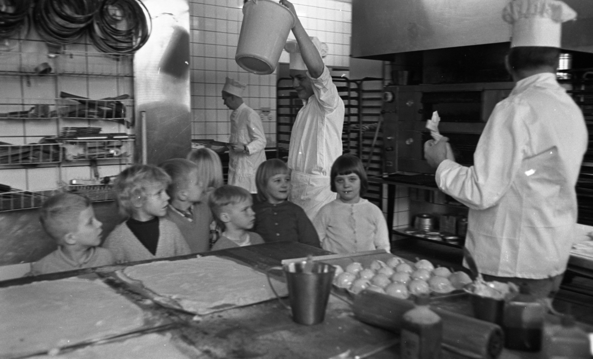 Lekskola hos bagaren 14 mars 1966

Bagare bakar bullar