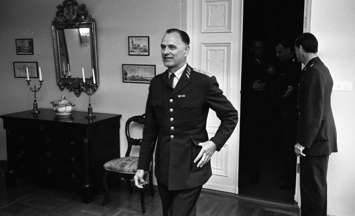 Kurator, Nye generalen 18 maj 1967. 
Militären i centrum av bilden är generalmajor Stig Löfgren, militärbefälhavare för Bergslagens militärområde åren 1967-1973.